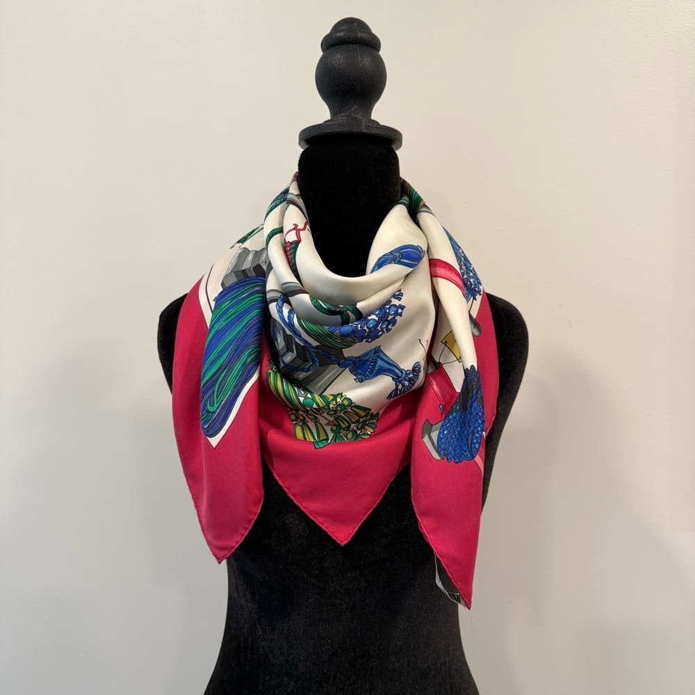 Hermes Silk Scarf 90 Carré Red Green Hand Rolled Made in France - Picture 7 of 12